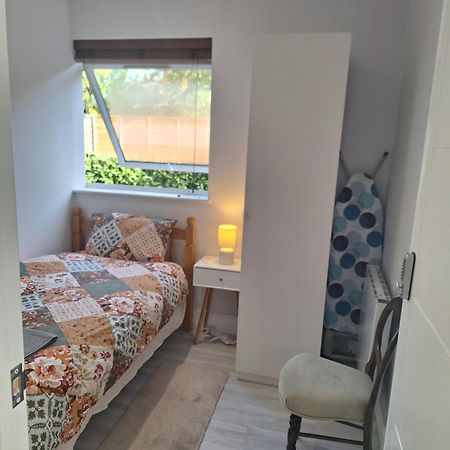 Budget Single Room Only For One Adult - Shared Flat Northolt  외부 사진