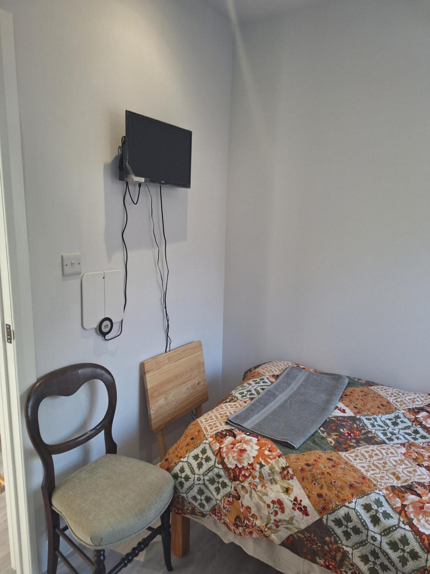Budget Single Room Only For One Adult - Shared Flat Northolt  외부 사진