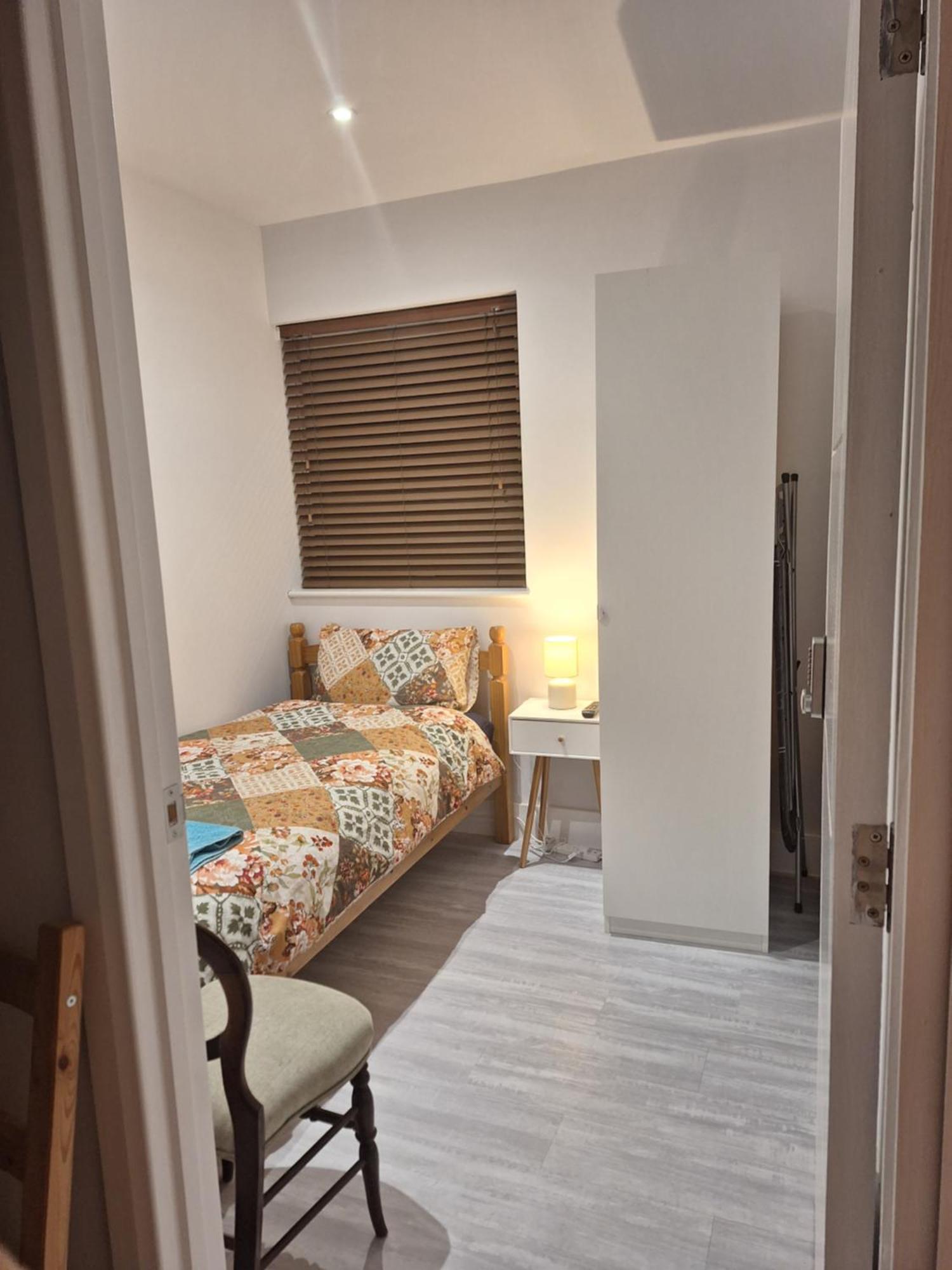 Budget Single Room Only For One Adult - Shared Flat Northolt  외부 사진