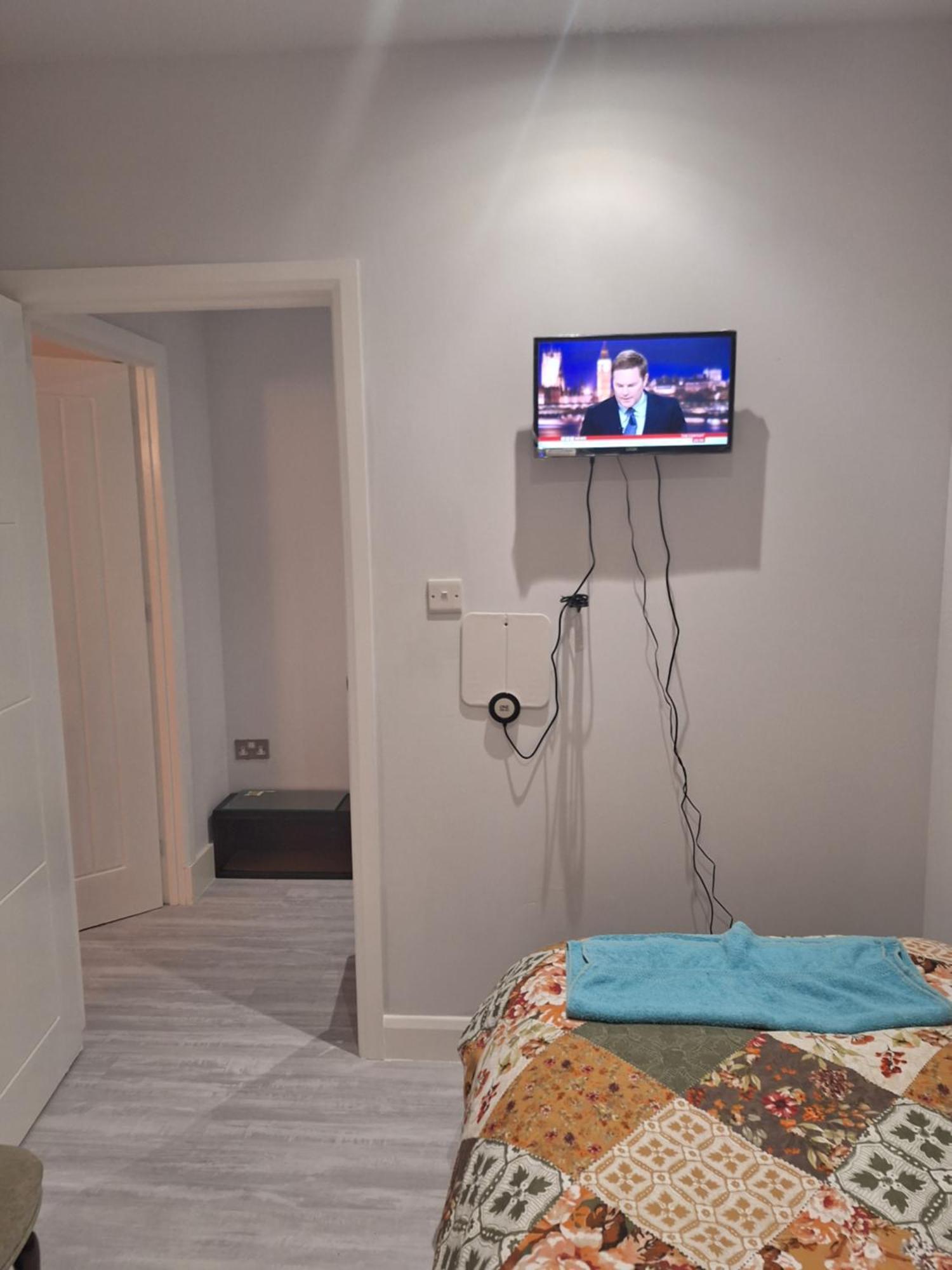 Budget Single Room Only For One Adult - Shared Flat Northolt  외부 사진